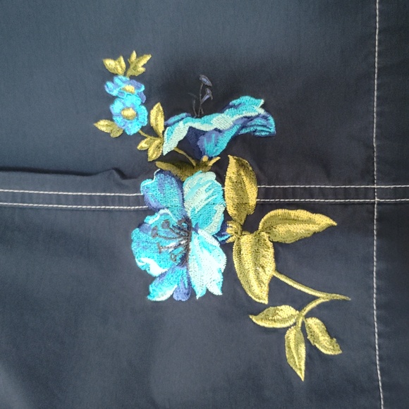 Gap Embroidered Women Shorts - Picture 4 of 4